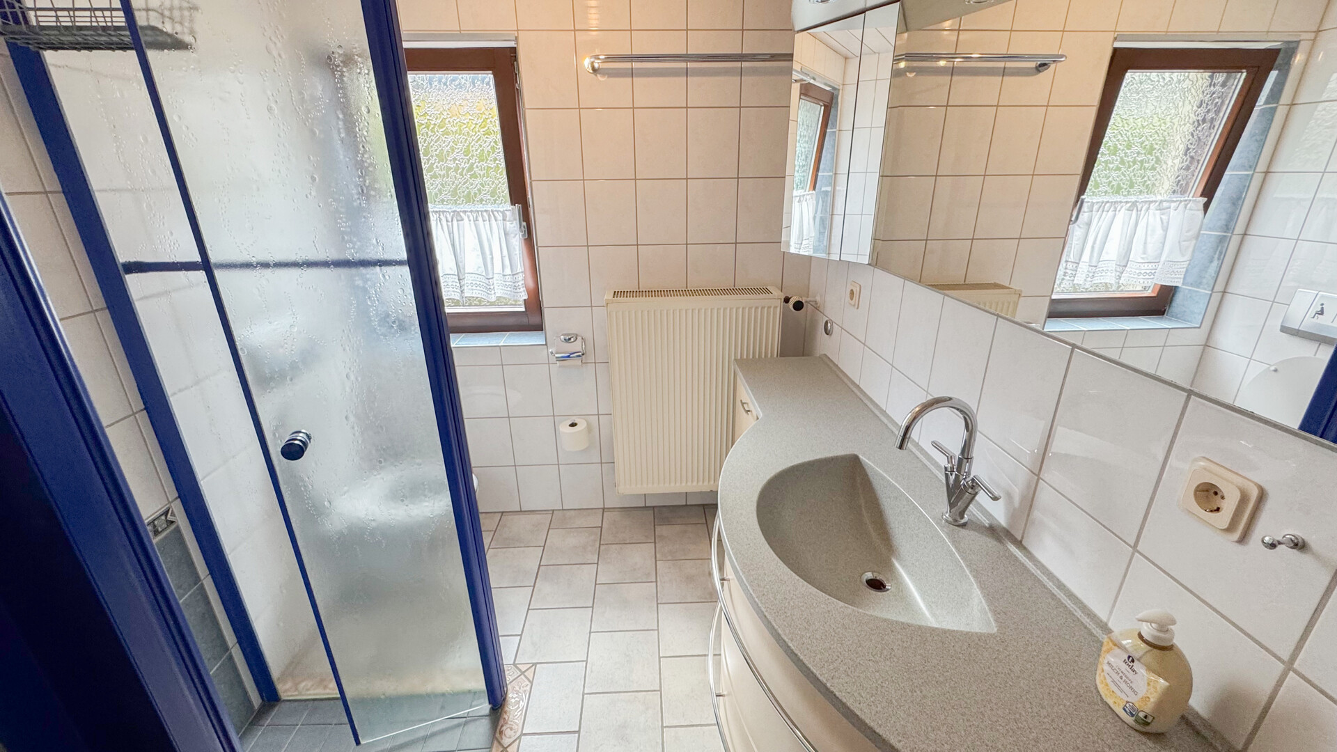 Tageslichtbad mit Dusche und WC