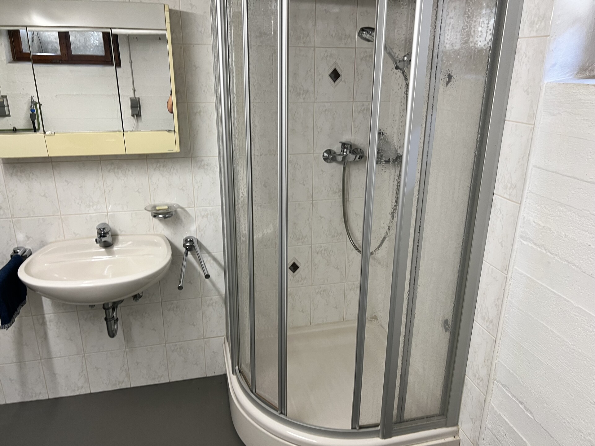 Hauswirtschaftsraum mit Dusche