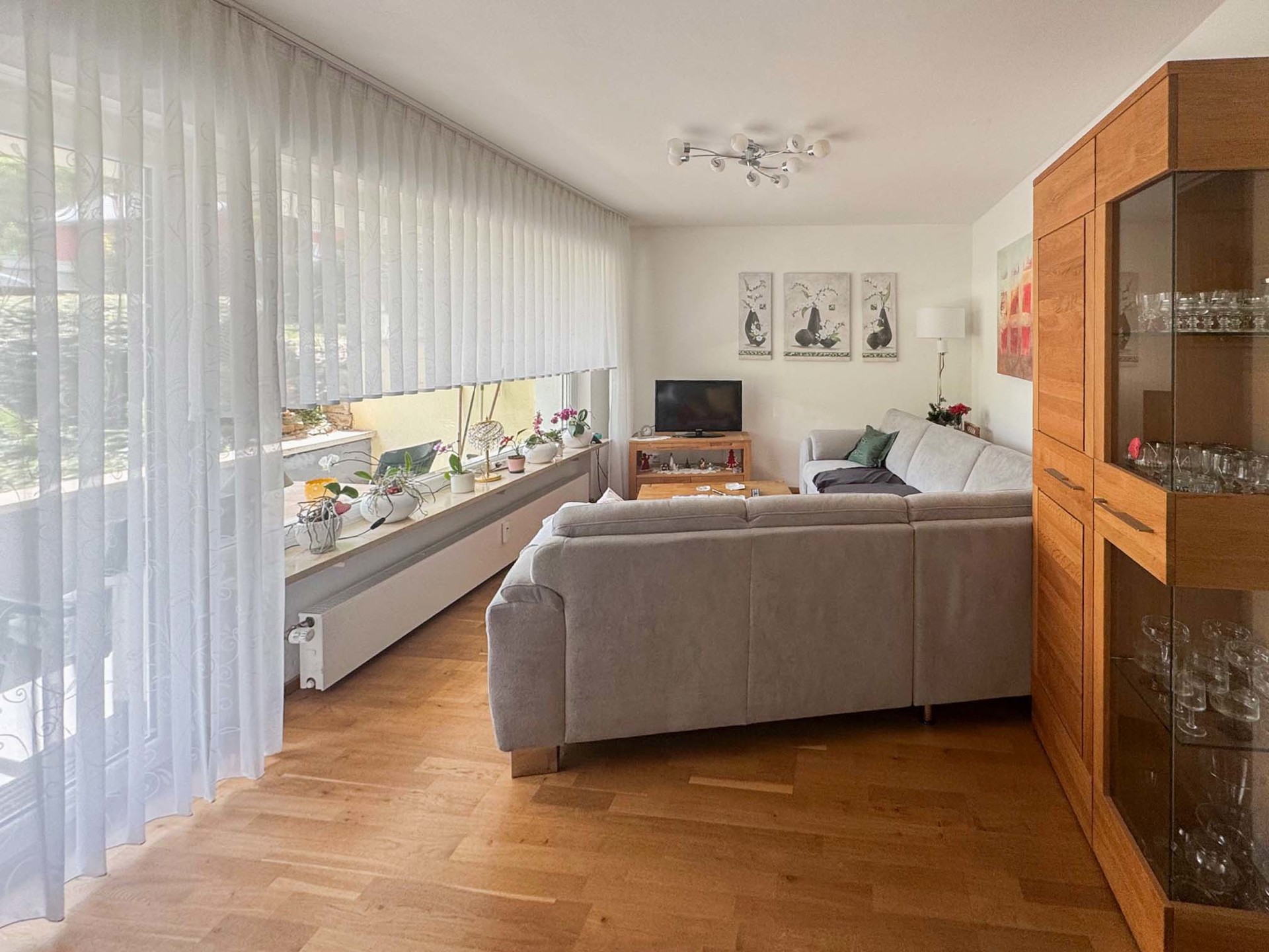Wohnbereich mit Zugang auf den Balkon