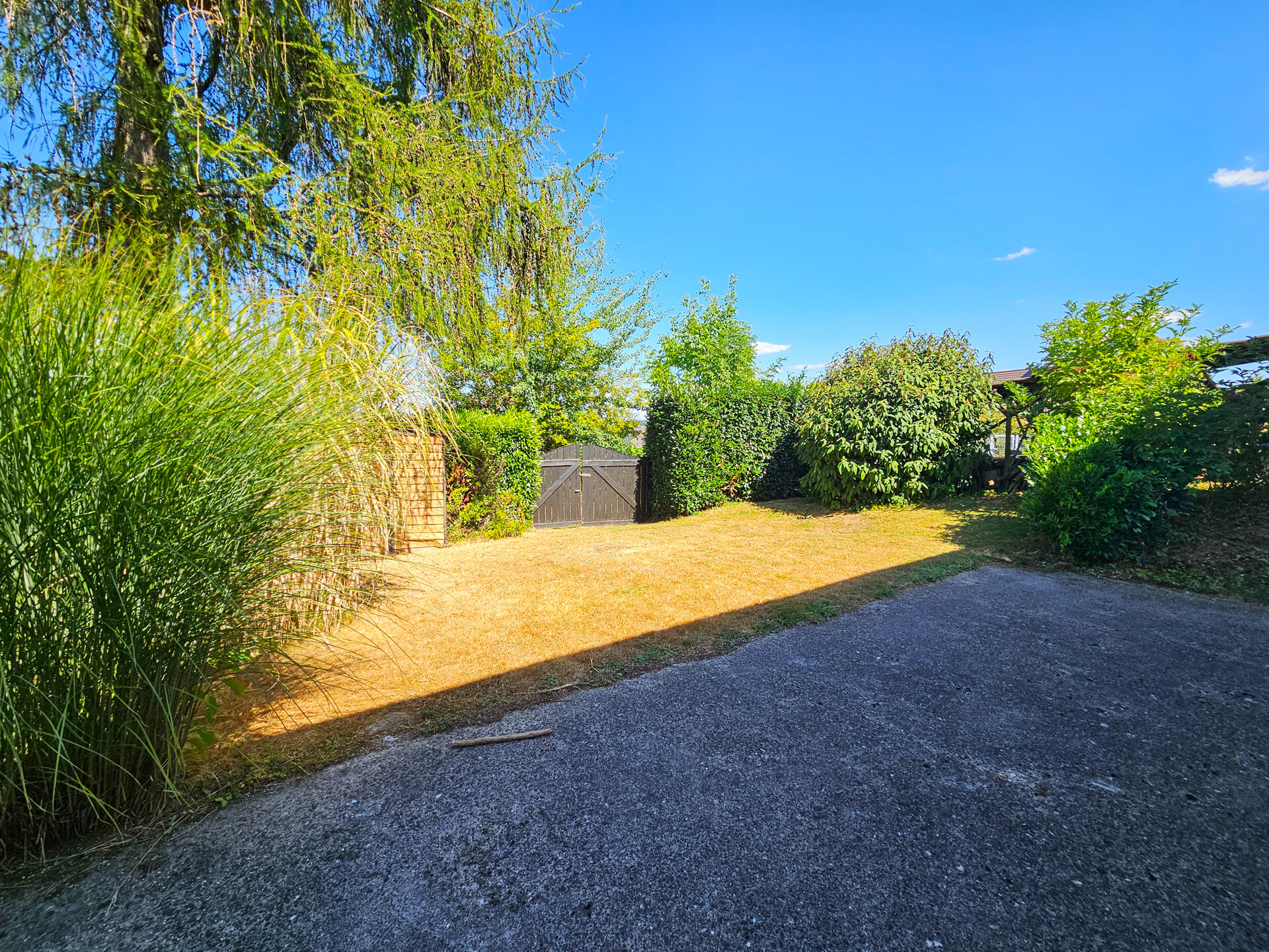 Gartenbereich mit Tor