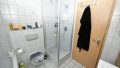 Dusch-/Wannenbad im Dachgeschoss mit Blick auf die Dusche