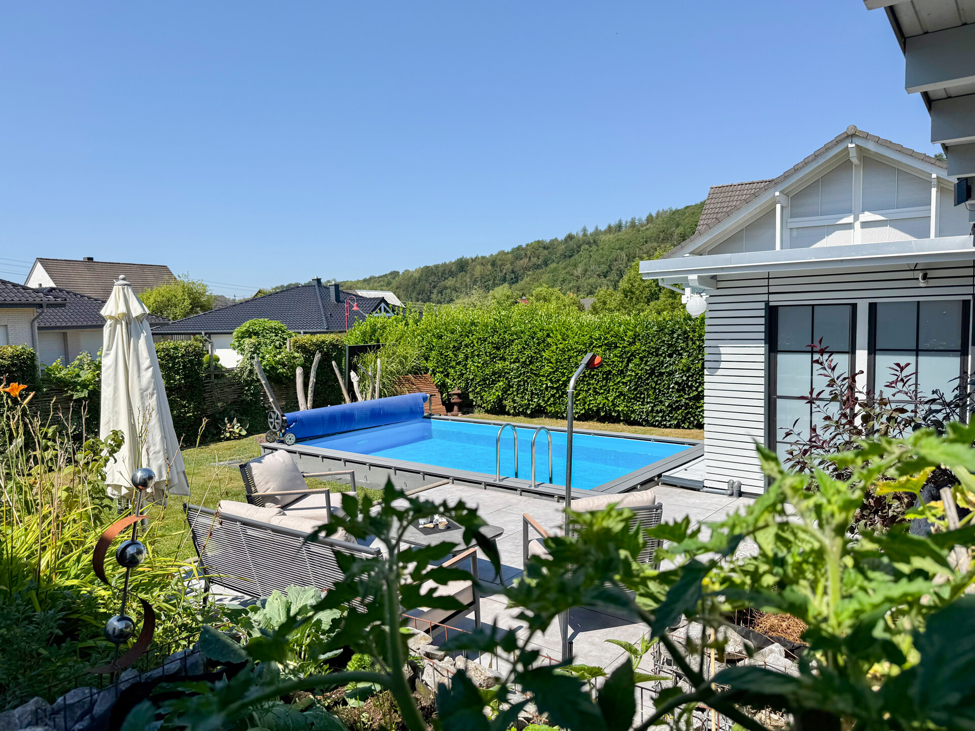 Gartenansicht mit Pool