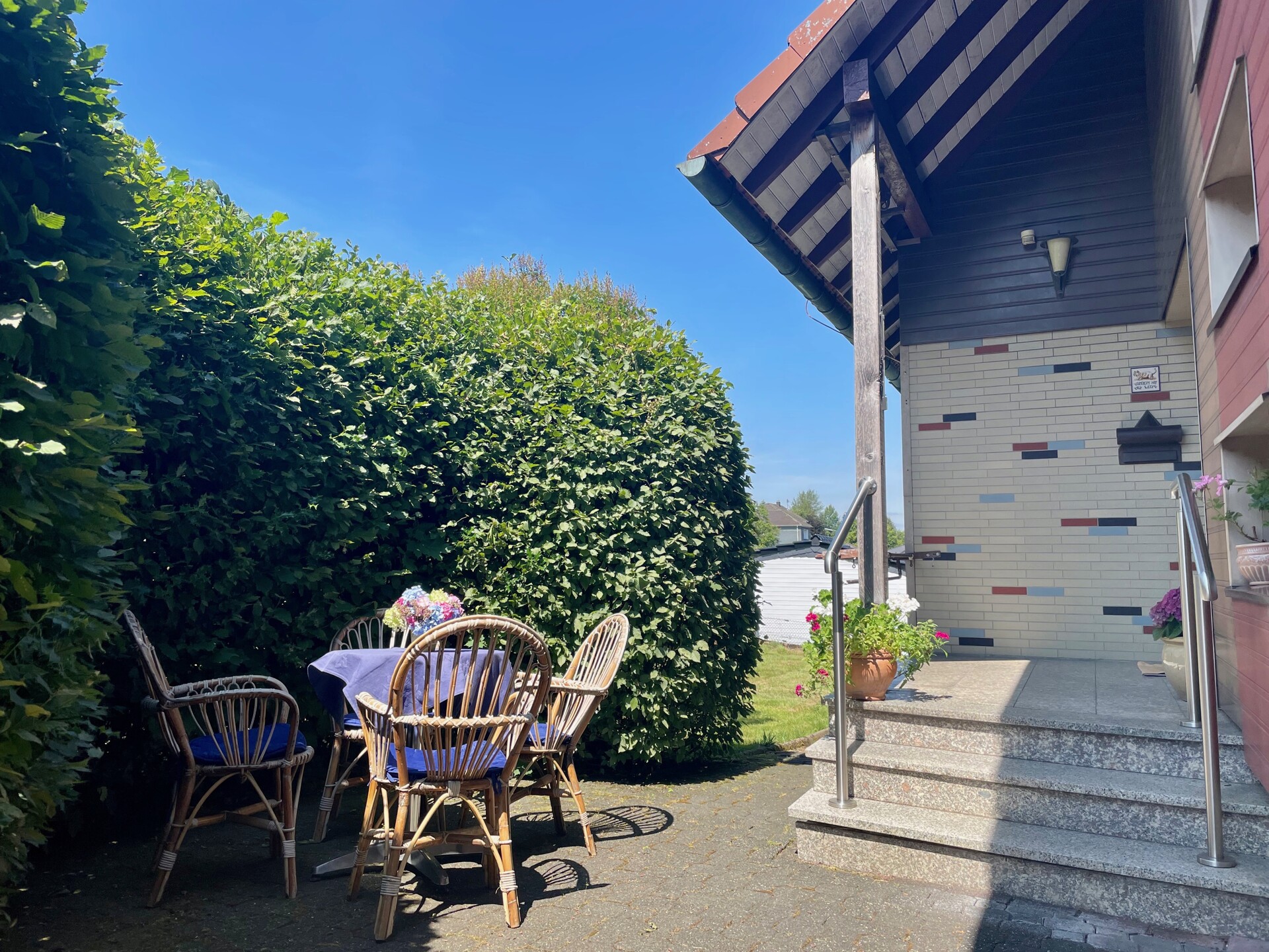 Hauseingang mit Terrasse