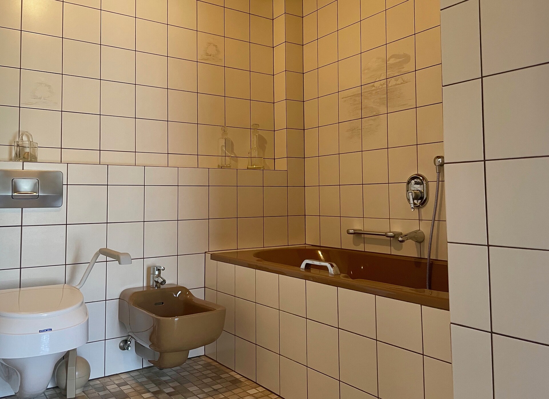 Bad mit Wanne und Bidet (EG)