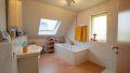 Tageslichtbad mit Wanne