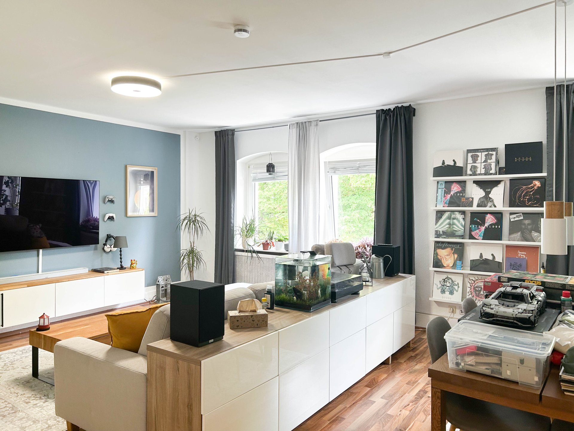 geräumiges Wohnzimmer