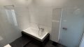 ...mit Badewanne...