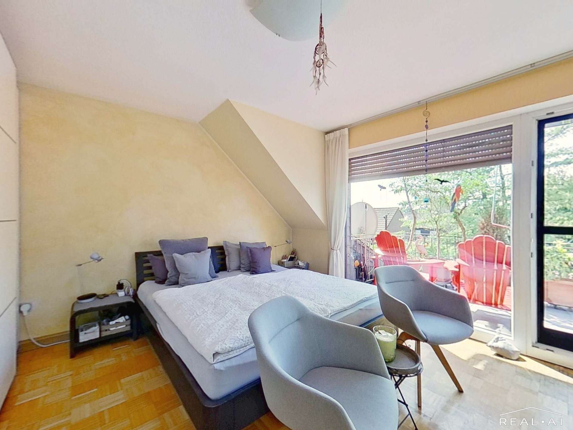 Schlafzimmer zum Balkon