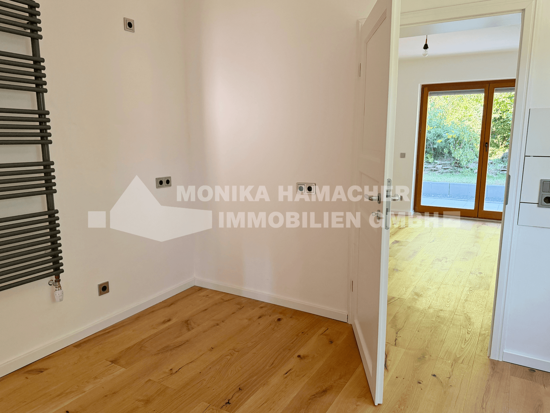 Küche mit Zugang zum Essbereich