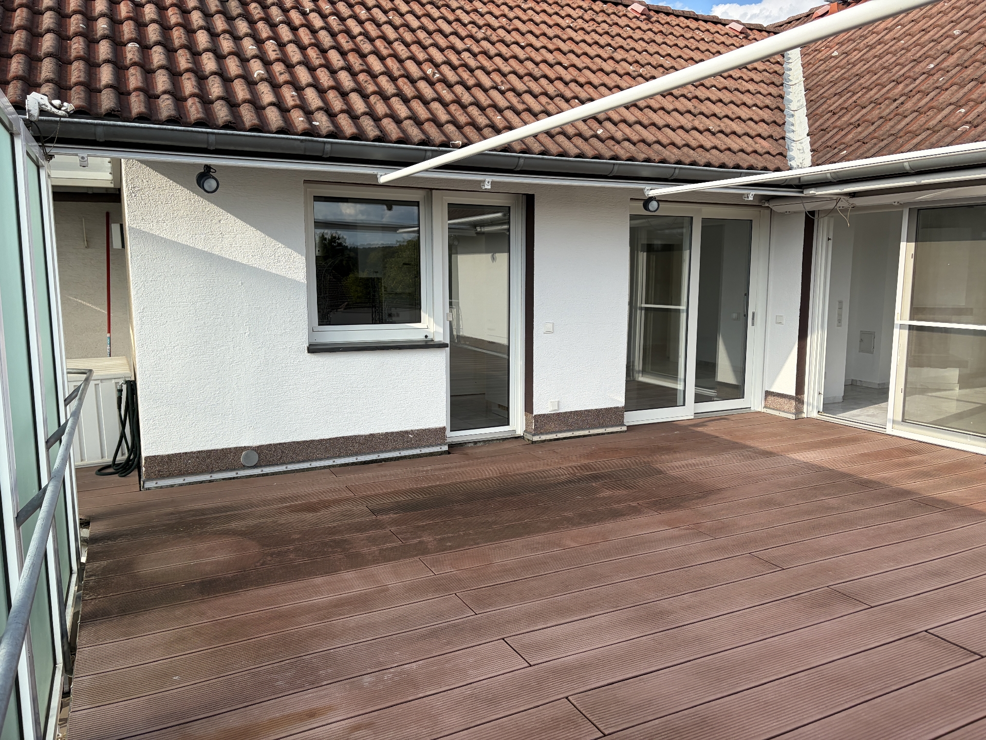Terrasse mit Zugang Wohnzimmer, Diele, Küche und Schlafzi.
