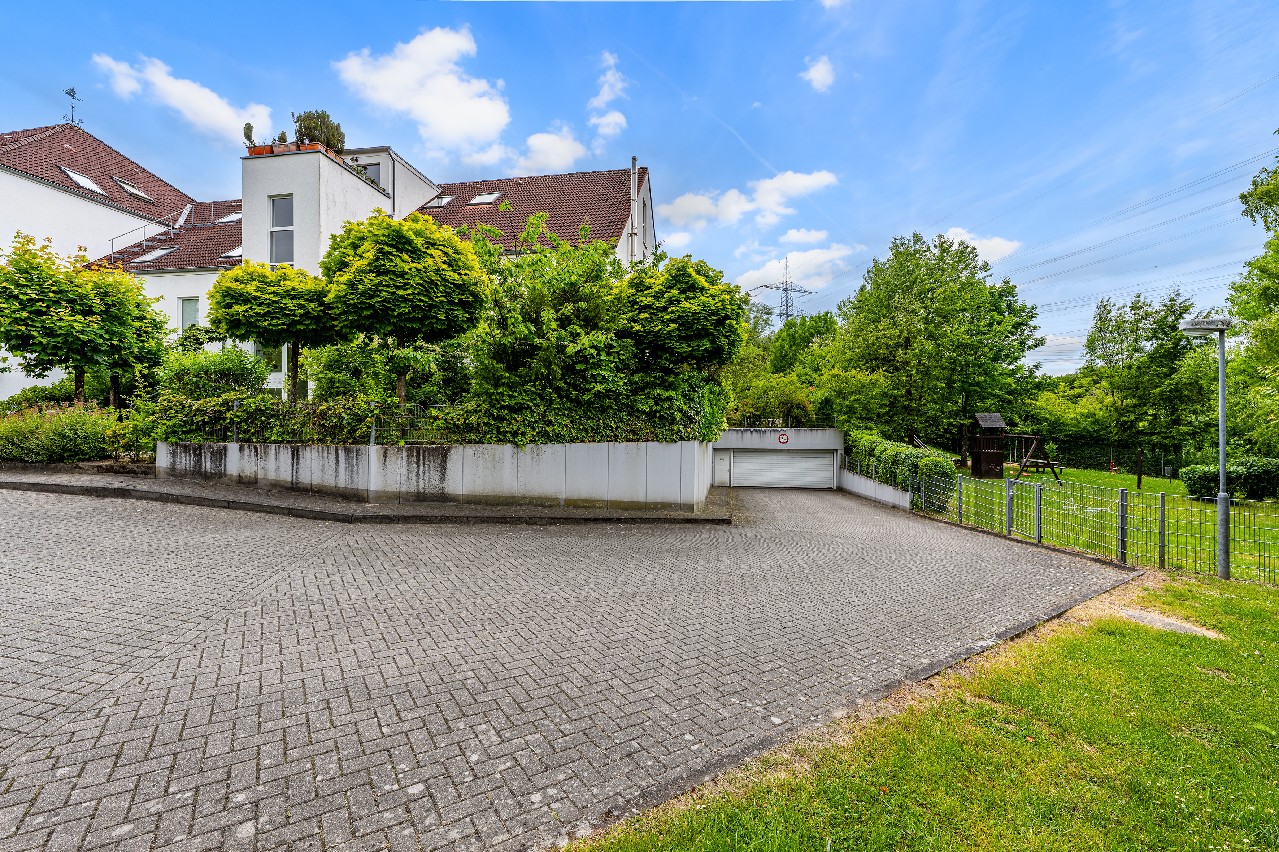 Einfahrt Tiefgarage und Spielplatz