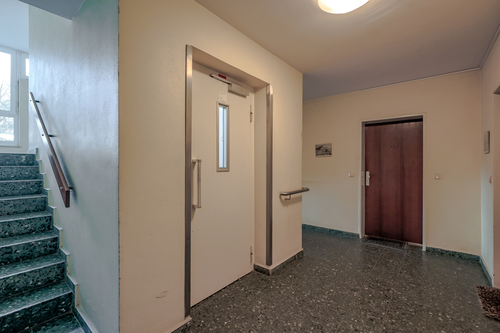 Treppenhaus/Aufzug