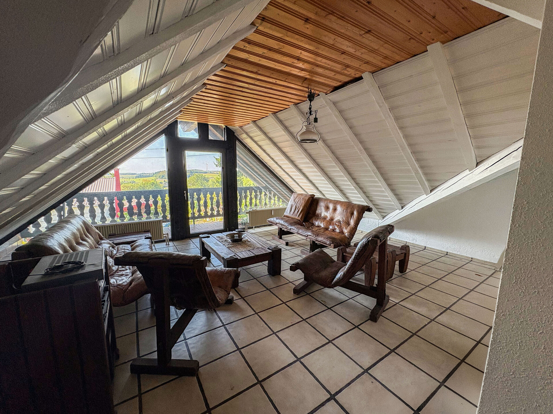 Wohndiele mit Zugang zum Balkon DG