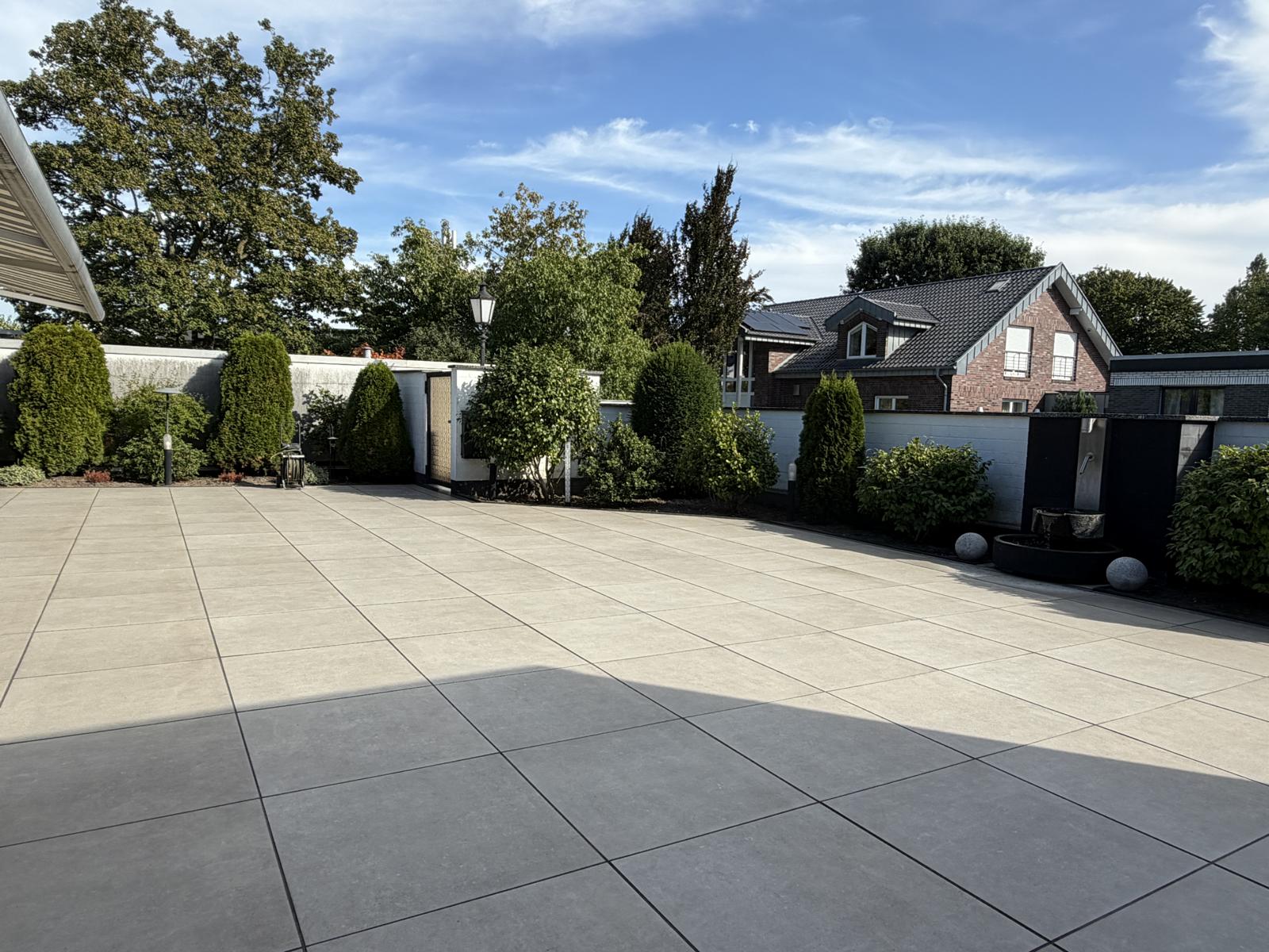 Terrasse mit "Mäuerchen"
