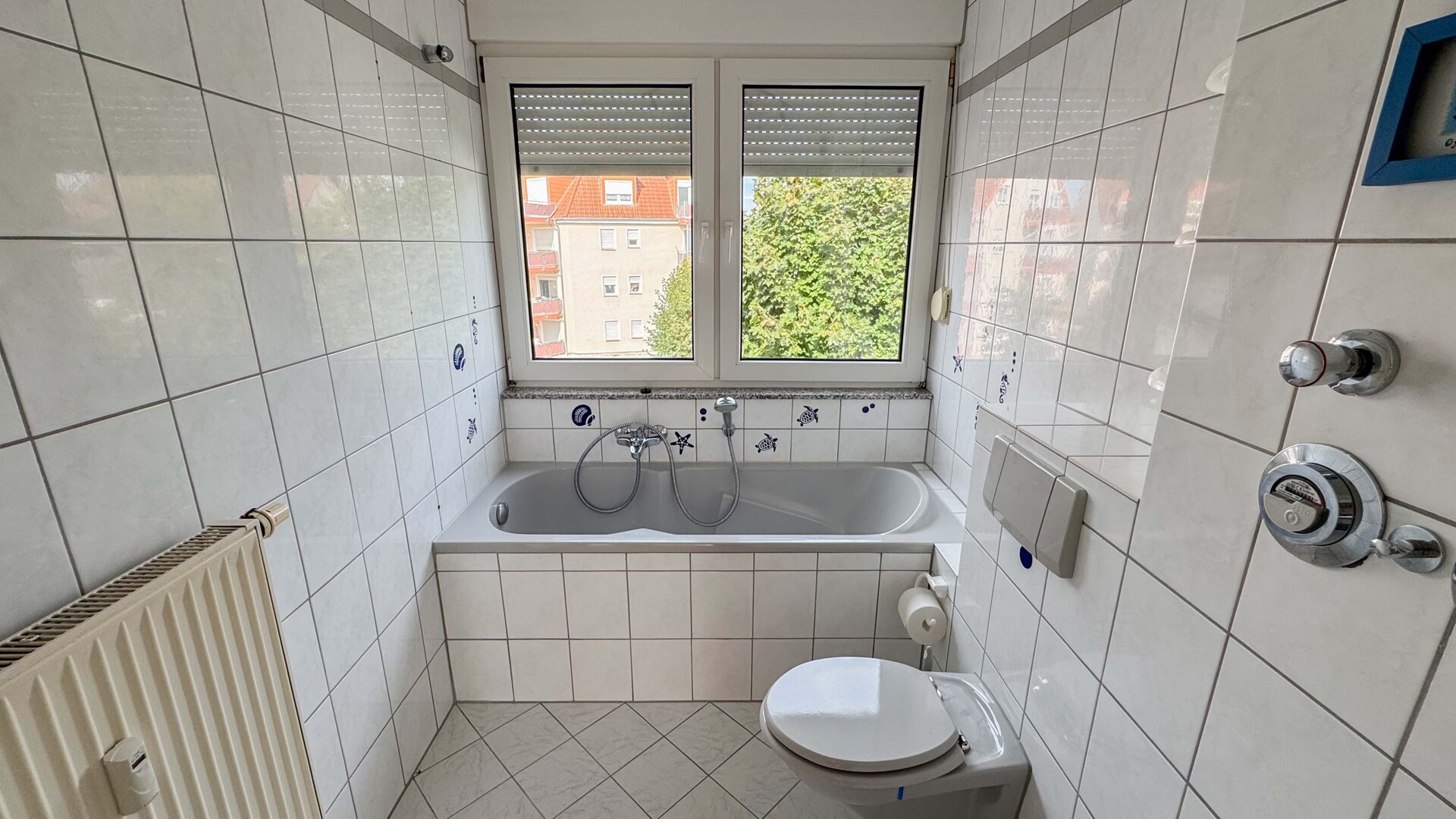 Tageslichtbad mit Wanne und WC