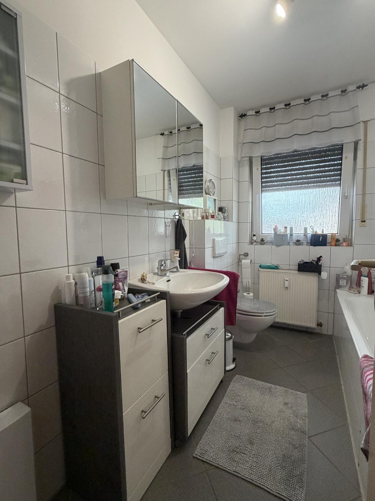 Bad mit Dusche und Wanne