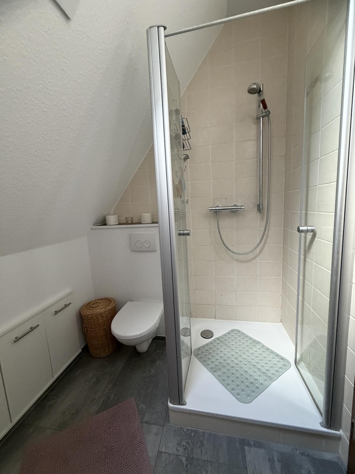 ... mit Dusche im DG