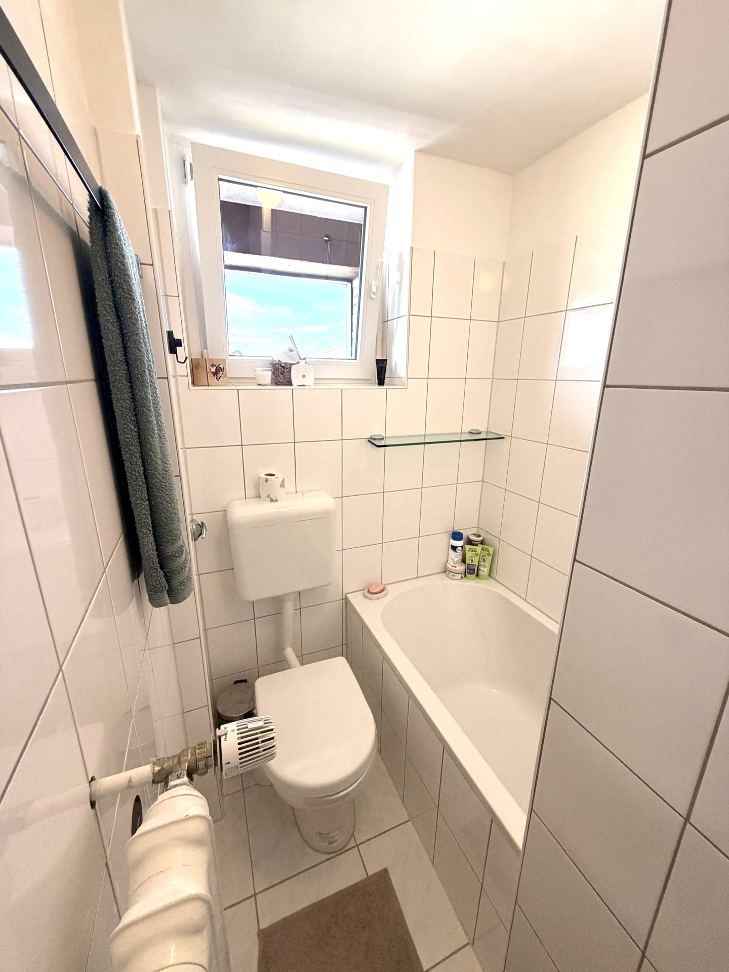 Bad mit Wanne + Fenster