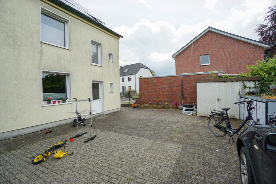 Hof mit Fahrradunterstand
