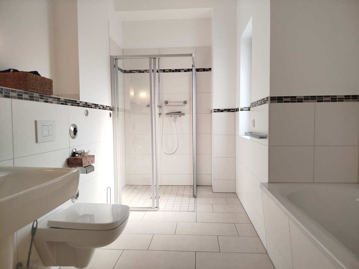 Modernes, großes Bad mit Dusche ...