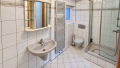 Das T0000ageslichtbad mit Dusche