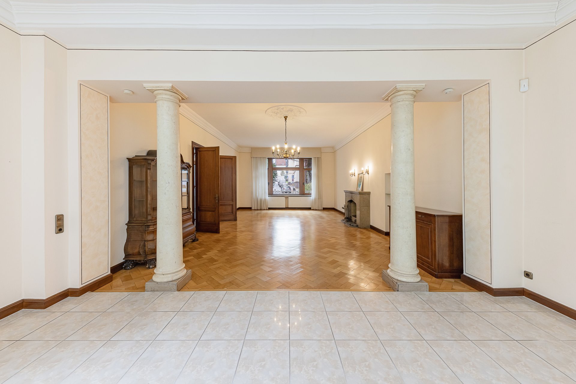 großzügiges Wohzimmer