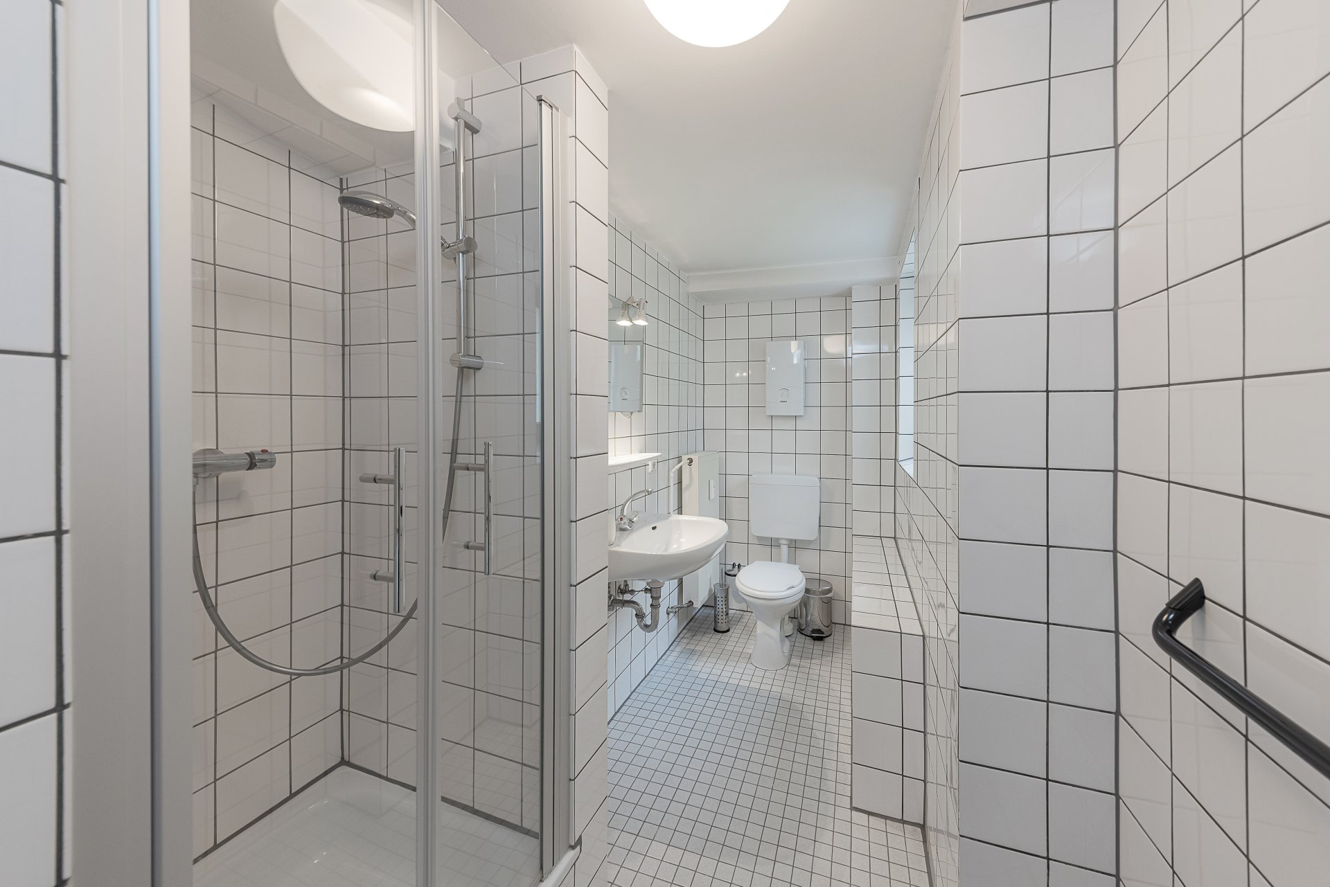 Appartement: Tageslichtbadezimmer mit Dusche