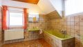 Bad mit Wanne u. separater Dusche