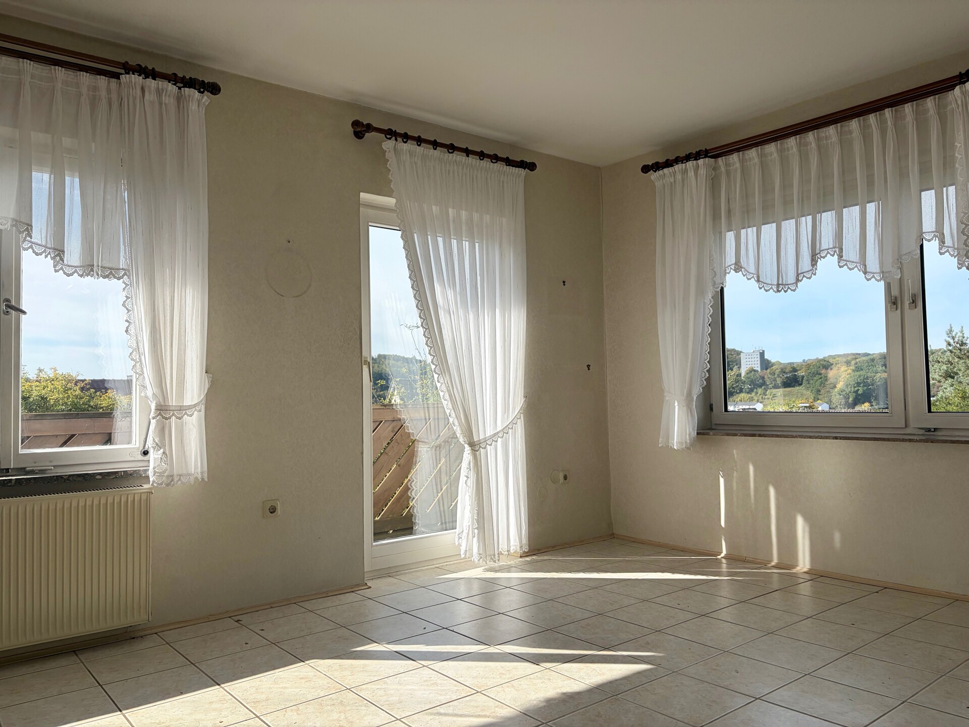 heller Wohnbereich mit Zugang zum Balkon (EG)