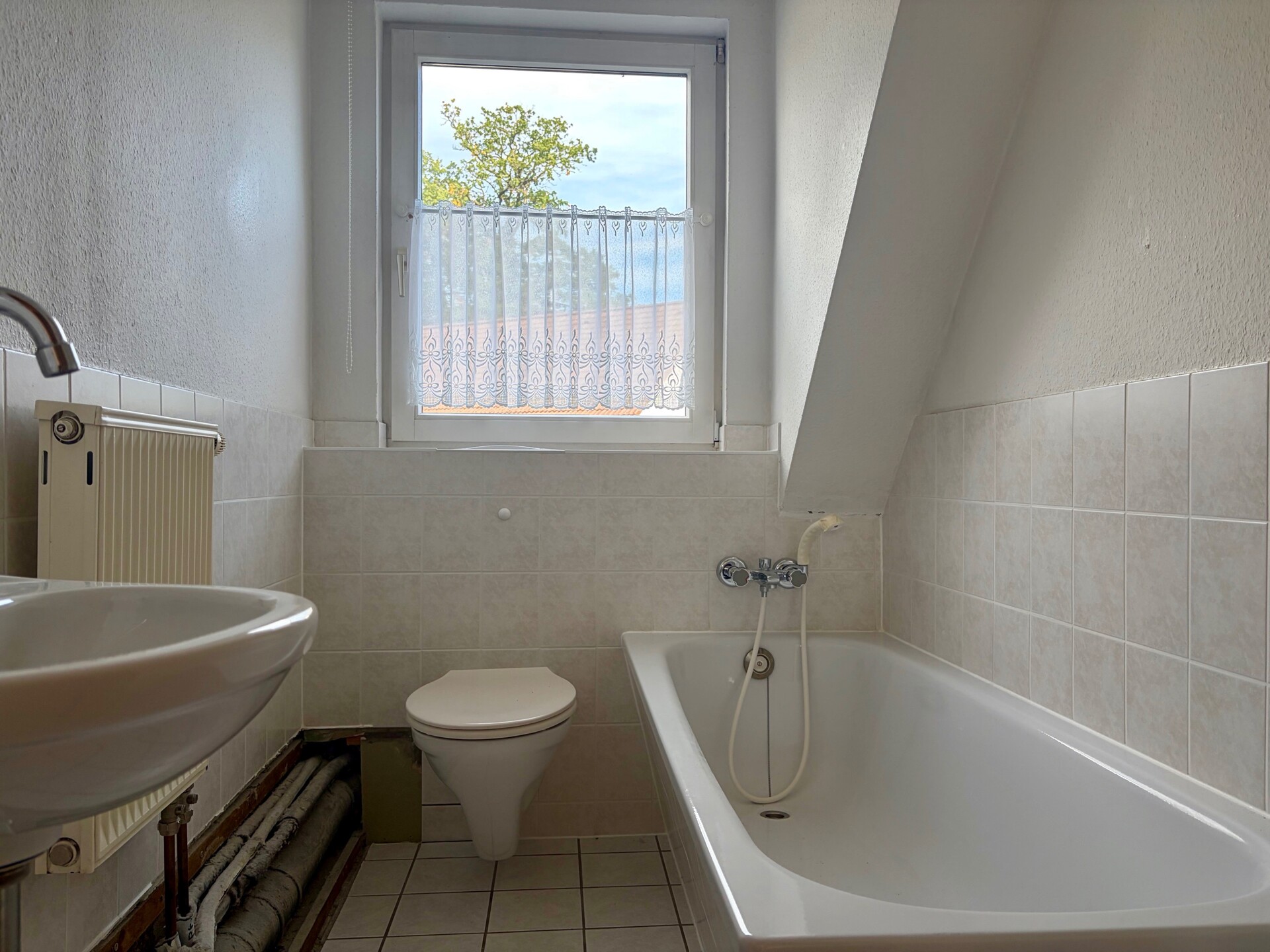 Bad mit Wanne (DG)