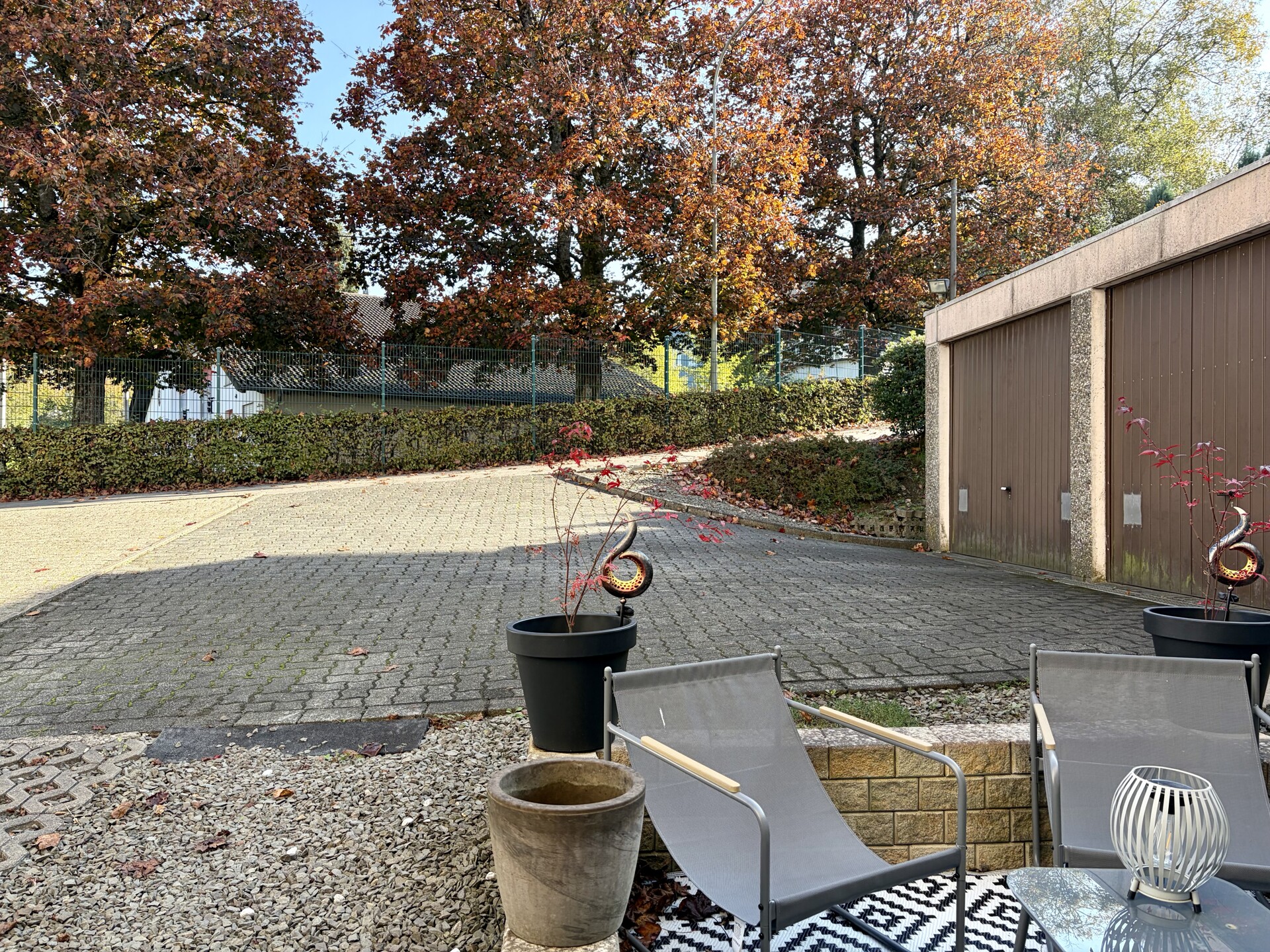 Terrasse Wohnung KG und Bereich hinter dem Haus