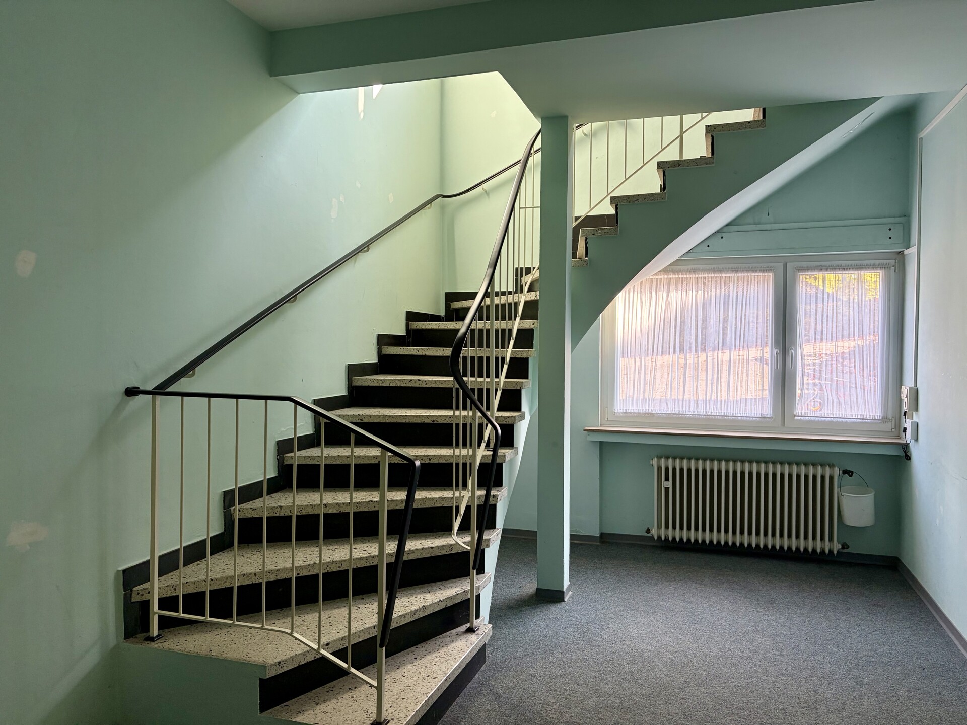 Treppe zum KG (Gewerbe)