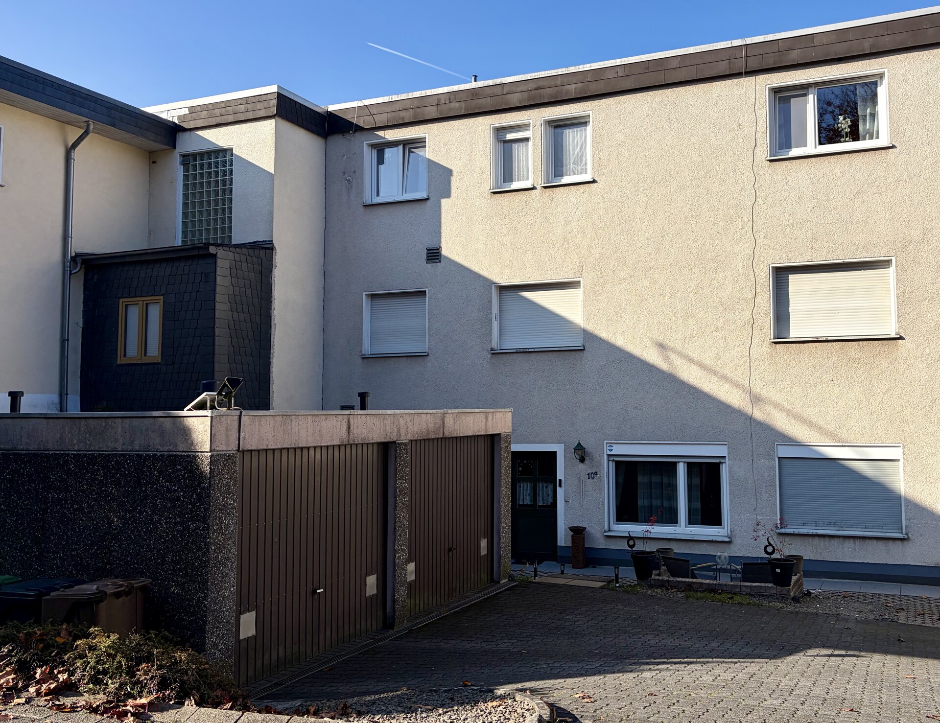 Doppelgarage hinter dem Haus