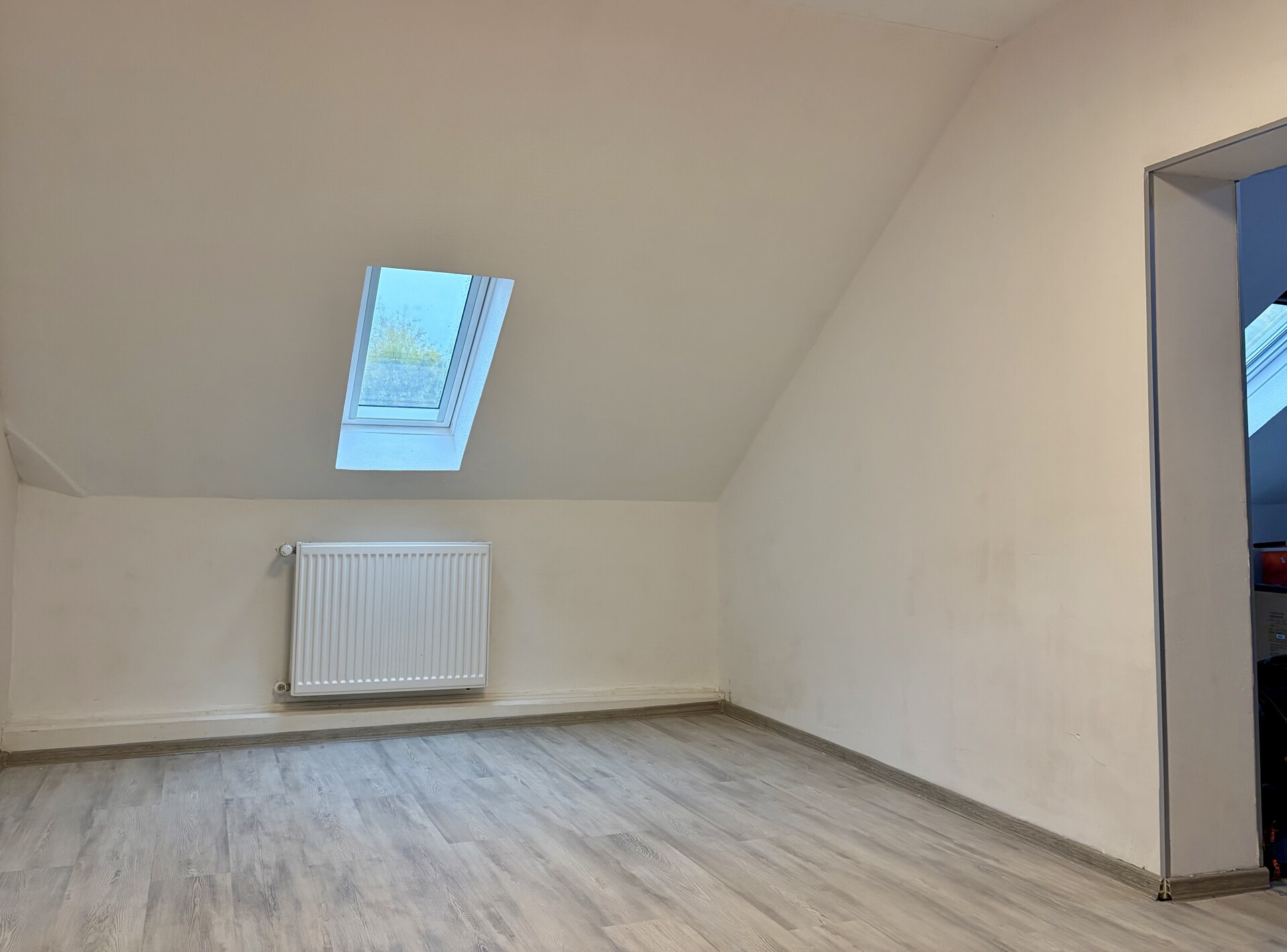 Zimmer mit Durchgang zum nächsten Zimmer DG