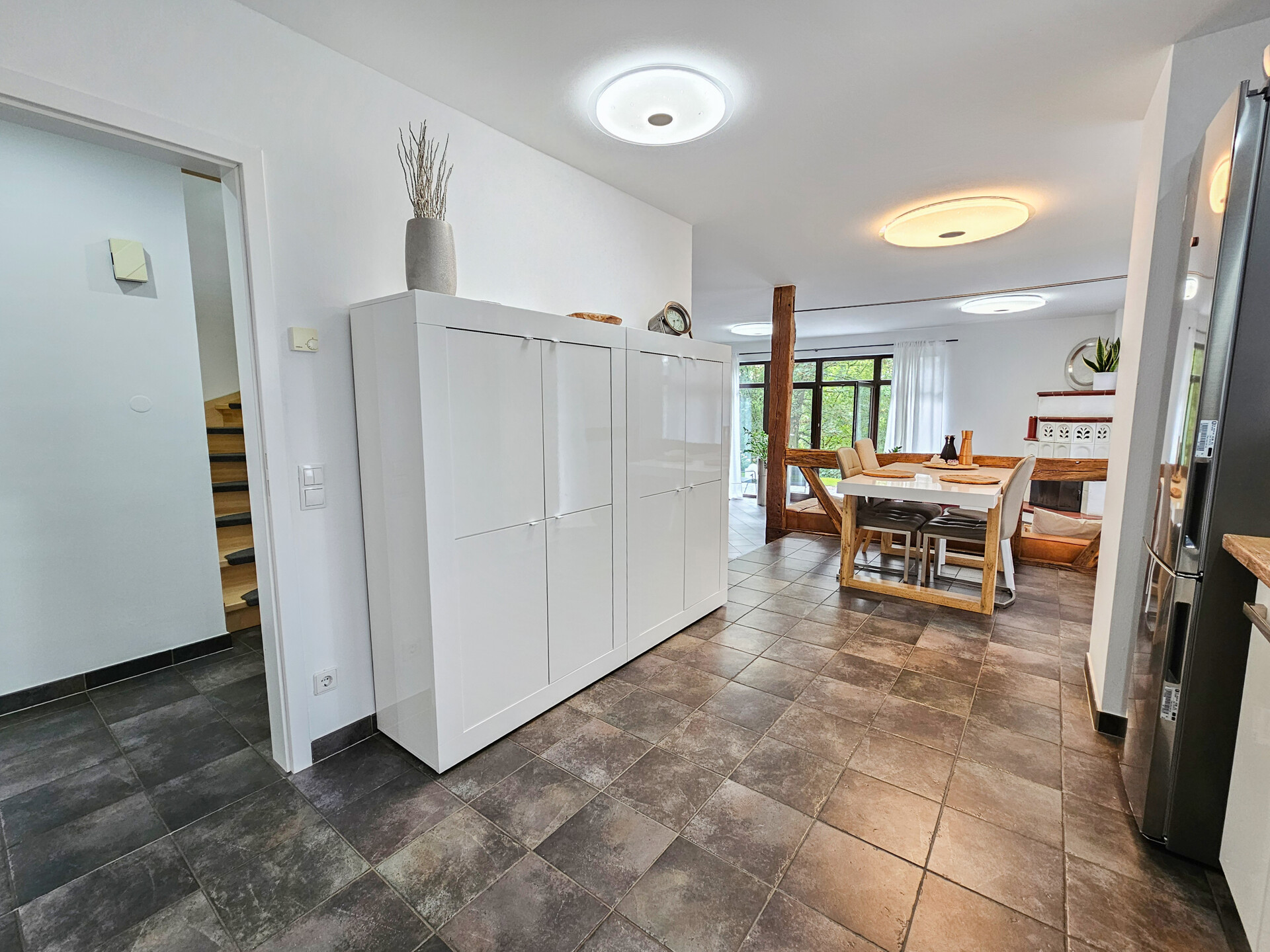 Küche mit Blick ins Wohnzimmer Haupthaus